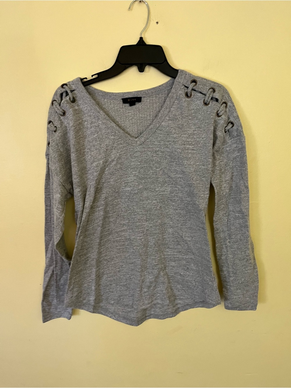 mine Warm & Stylish Gray V-Neck Lace-Up Shoulder Top Size Small